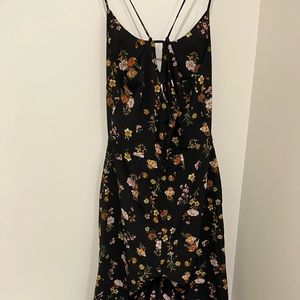 Cute floral jumpsuit! Perfect for a wedding!